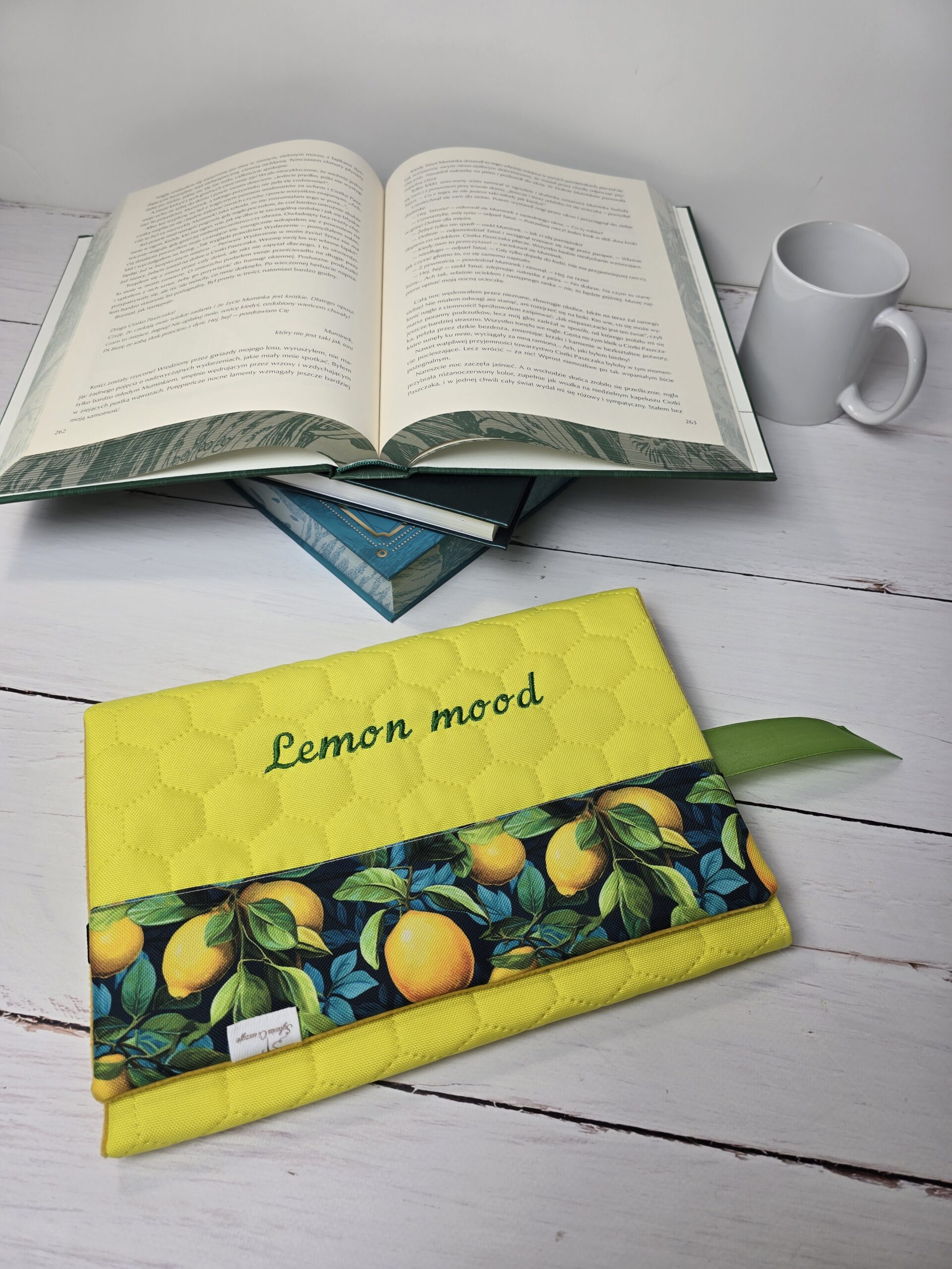 Otulacz na książkę z haftem "Lemon mood"