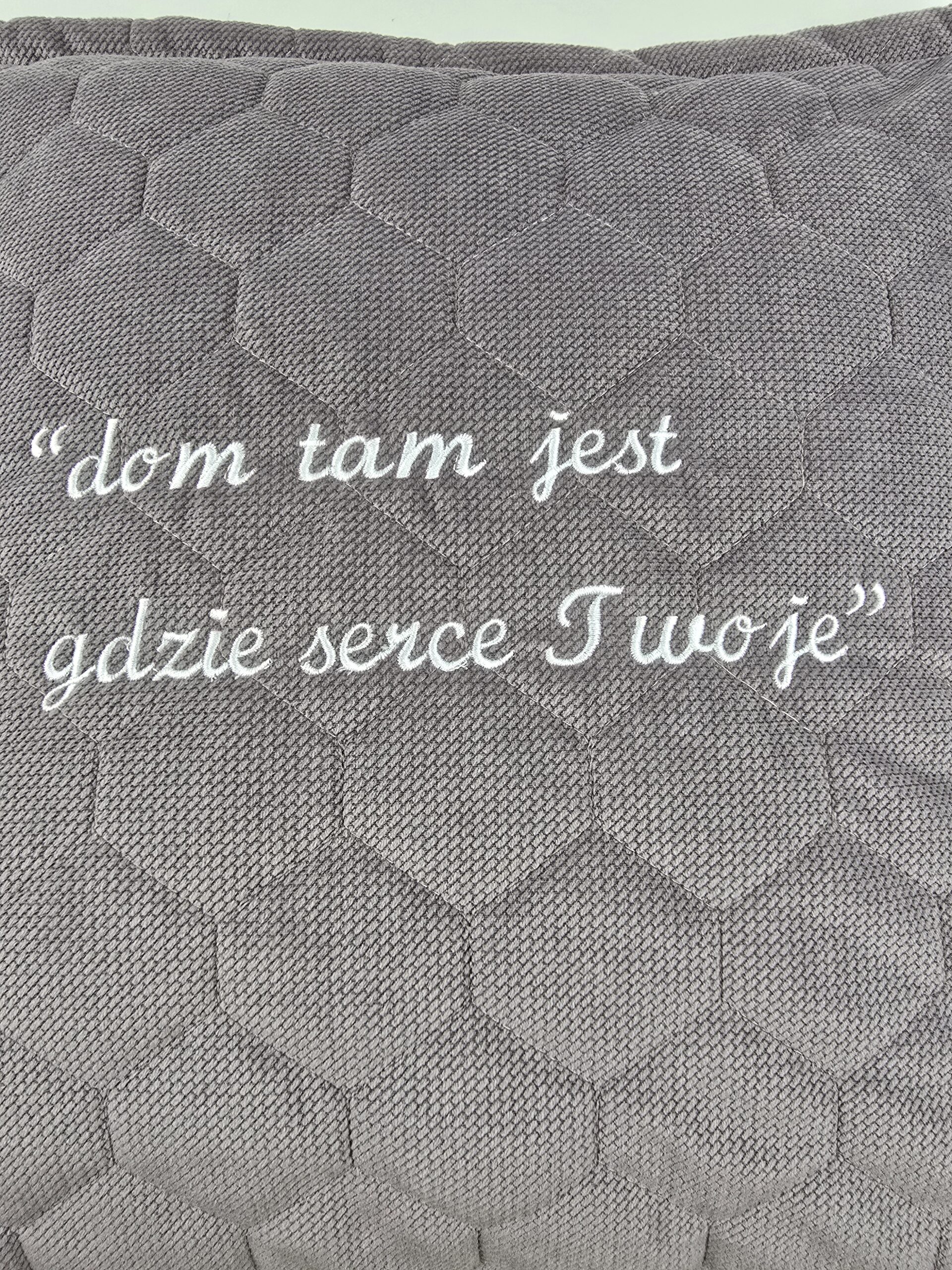 Poduszka dekoracyjna z haftem "dom tam jest gdzie serce Twoje" - obrazek 3